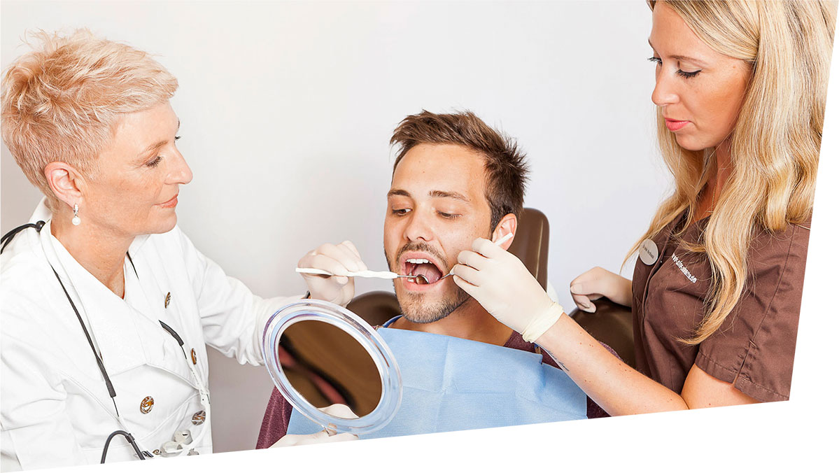 Dr. Behr und Patient bei der Ergebnisbesprechung