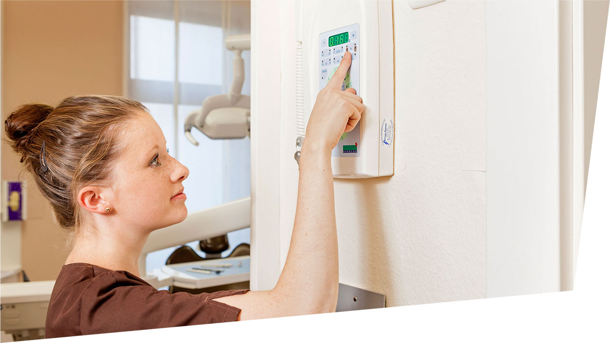 Bedienung moderner medizinischer Geräte bei Dr. Behr & Dr. Trojanski