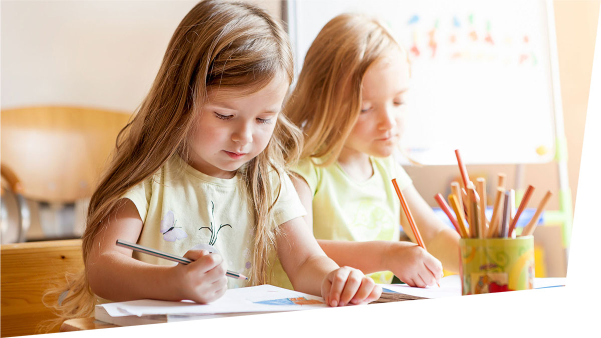 Wartebereich mit spielenden Kindern in der Praxis von Dr. Behr & Dr. Trojanski