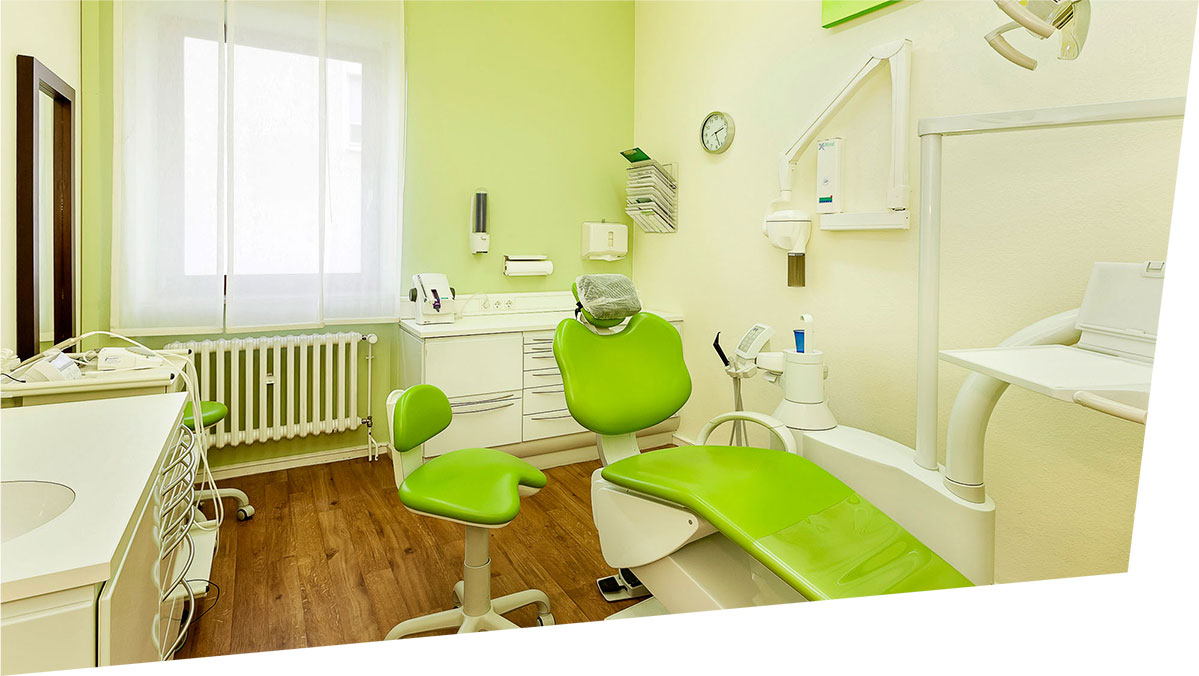Behandlungsraum in der Praxis Dr. Behr & Dr. Trojanski mit grüner Einrichtung