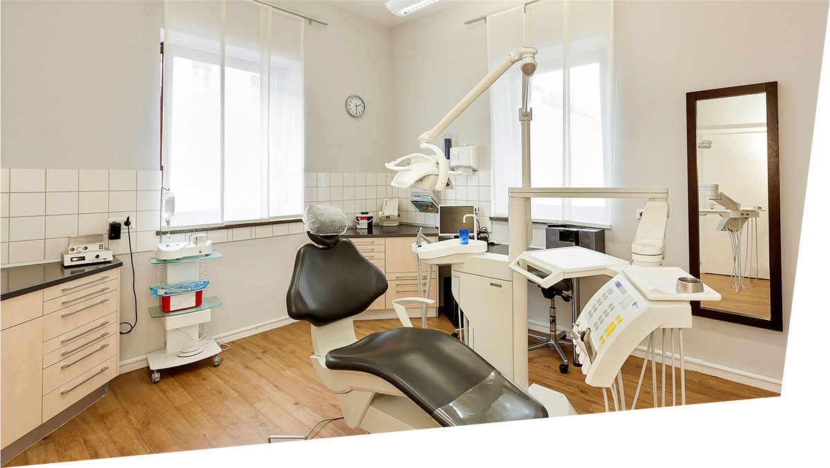 Moderner weißer Behandlungsraum in der Praxis Dr. Behr & Dr. Trojanski