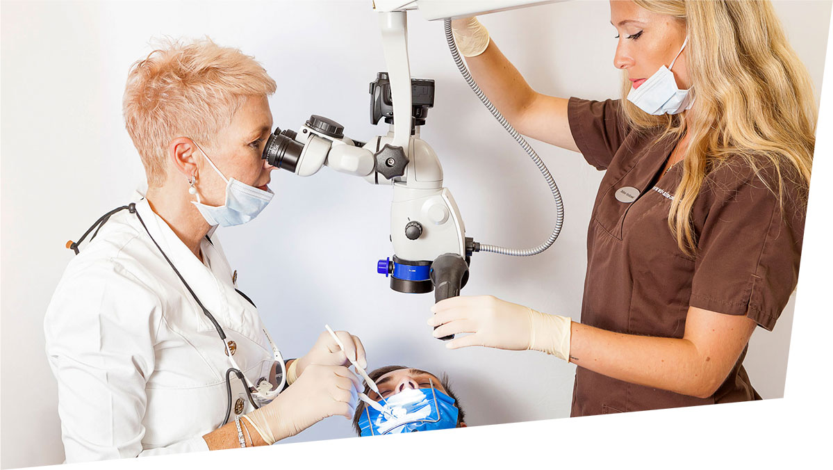 Spezialbehandlung mit medizinischem Gerät und Mikroskop