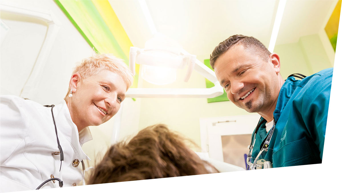 Behandlungszimmer von Dr. Behr & Dr. Trojanski mit Patientin während der Untersuchung.